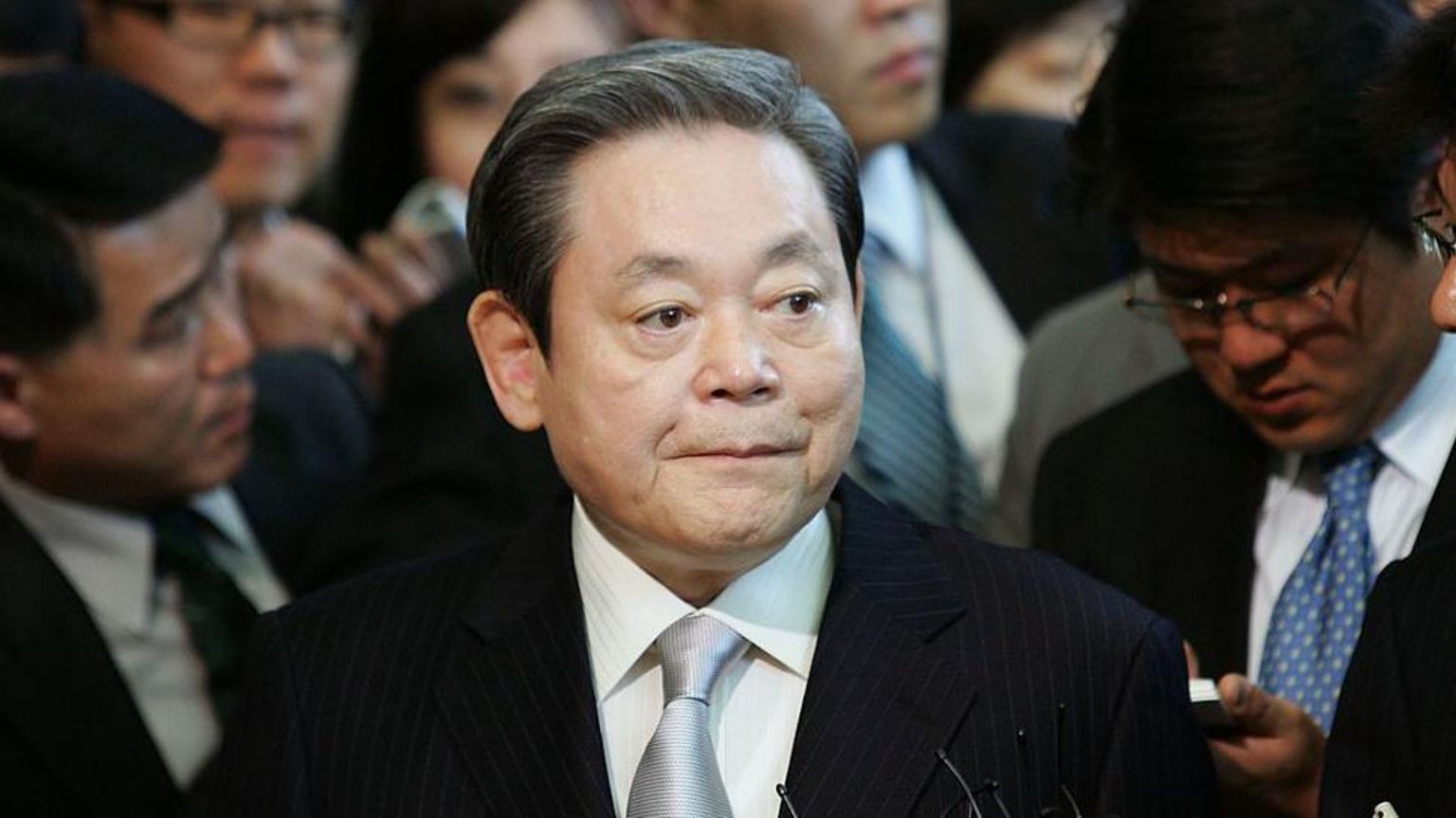 2008年4月4日，在韩国首尔，三星集团前董事长李健熙在调查三星前高级法律主管提出的指控的特别检察官办公室向记者发表讲话。