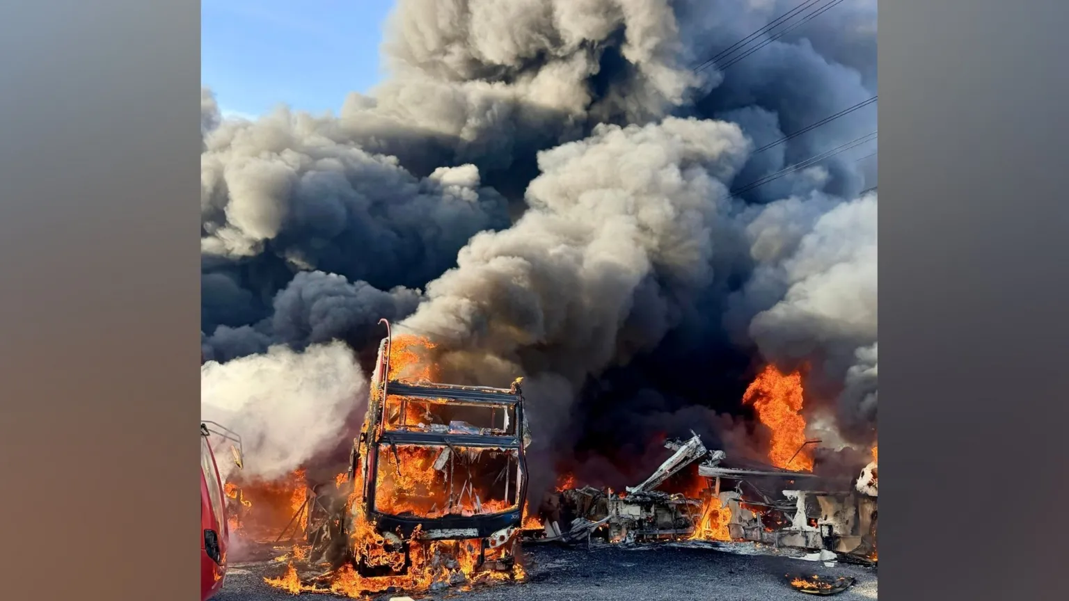 Incendio que destruyó 36 autobuses, presuntamente provocado.