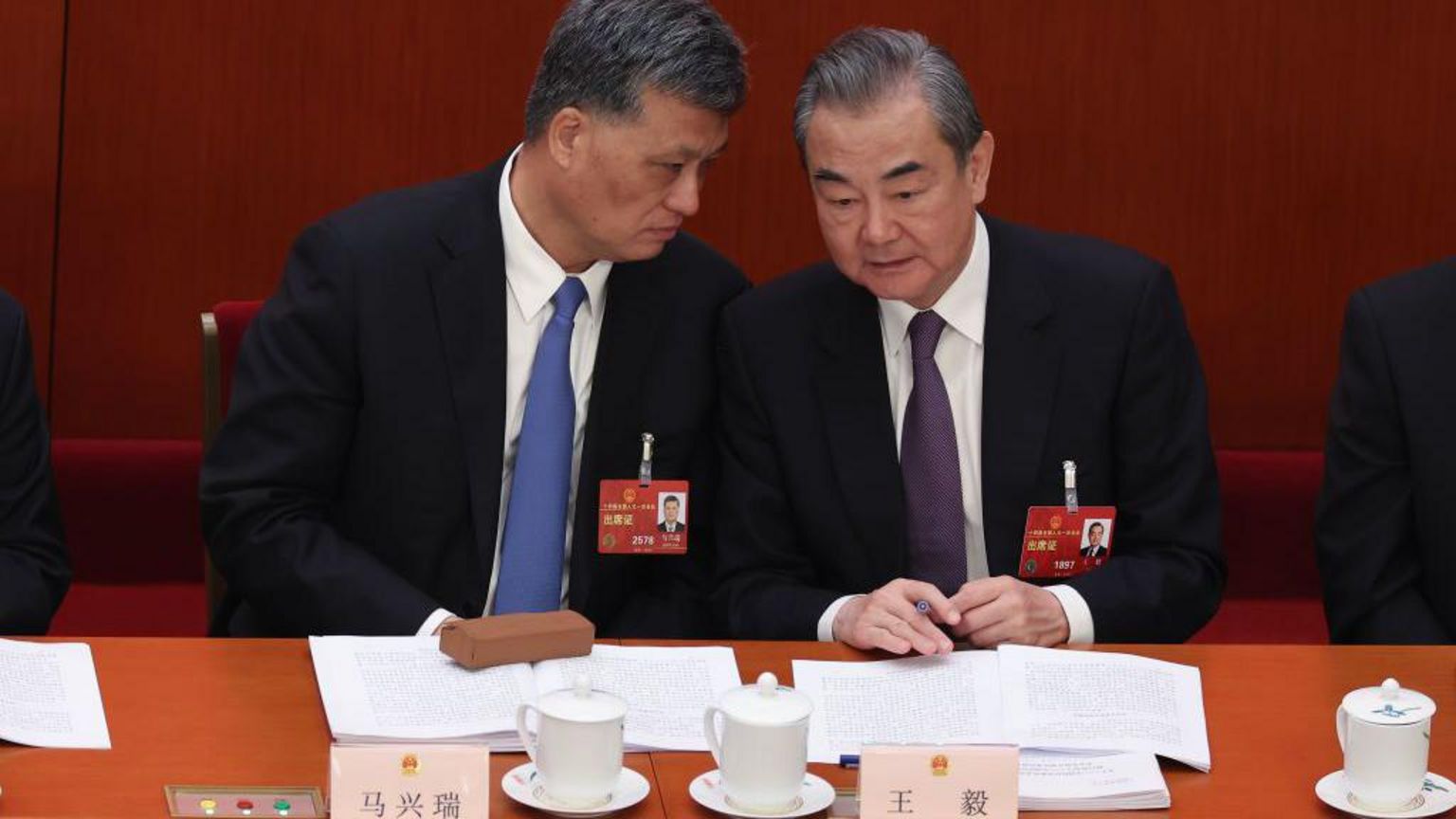 北京人民大会堂召开的中国全国人大会议上,中共新疆自治区党委书记马兴瑞(左)与中共中央外事办主任兼中国外长王毅(右)交谈(5/3/2023)