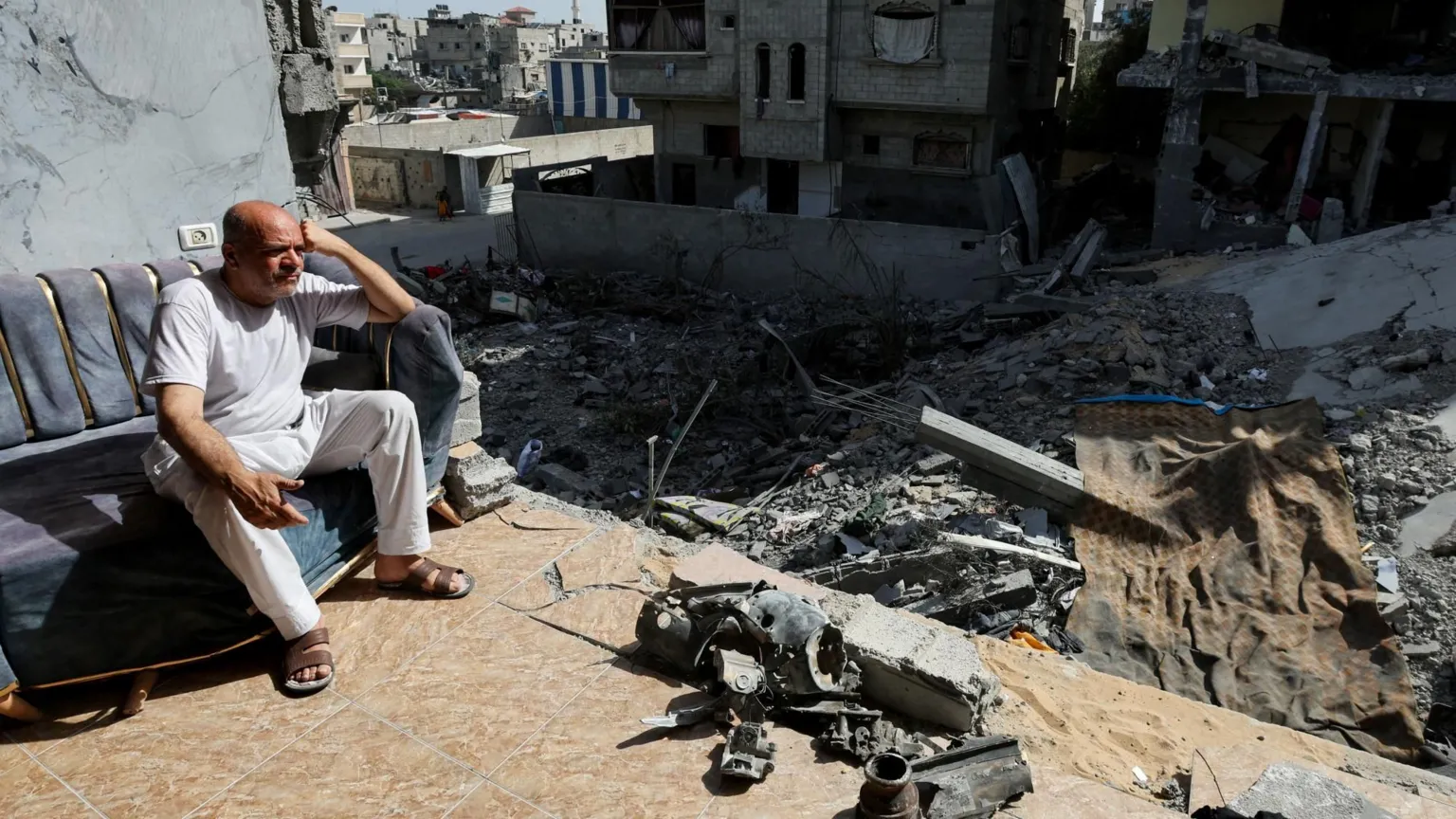Hamas faces growing public dissent as Gaza war erodes support (bbc.com)