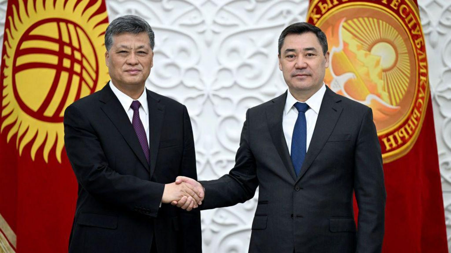 吉尔吉斯总统扎帕罗夫(右)在比什凯克接见中共新疆自治区党委书记马兴瑞(左)(30/3/2023)