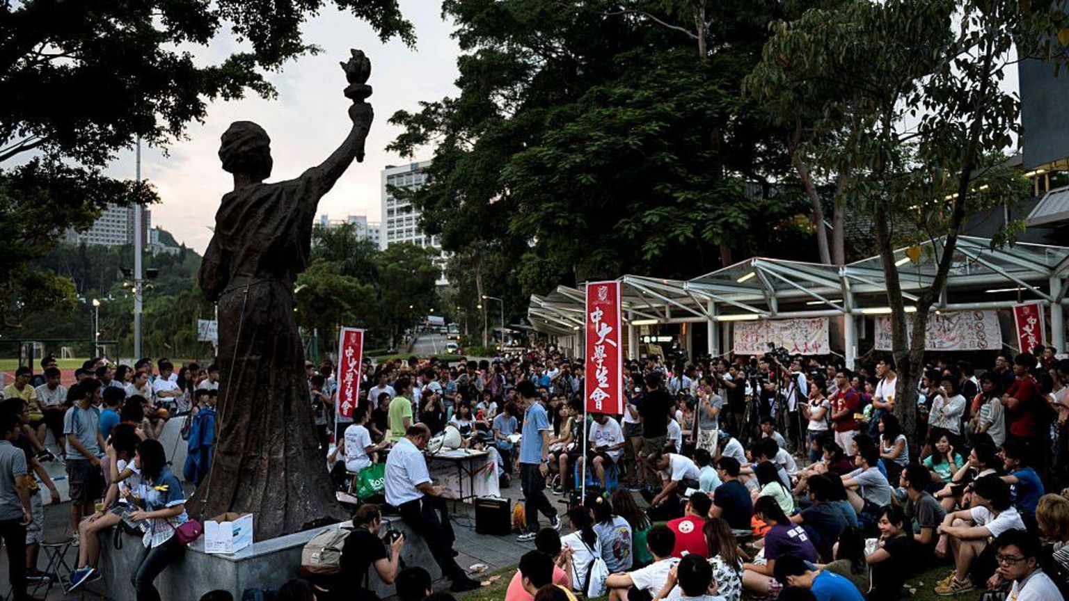 2014年9月4日，中大学生聚集在民主女神像旁讨论罢课活动。