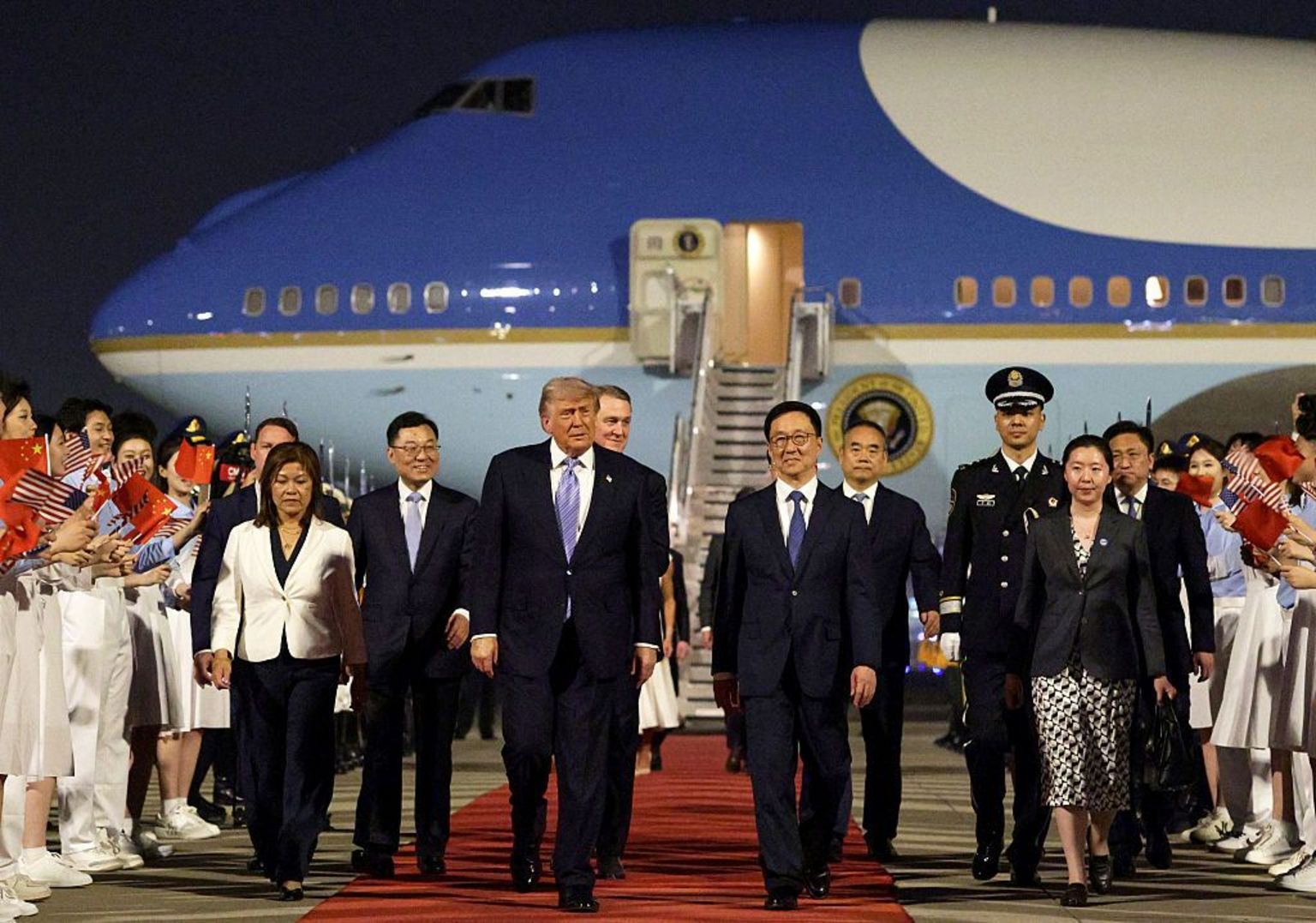 2026年5月13日，中国副总理韩正（中）在中国北京首都国际机场迎接美国总统特朗普（左）。