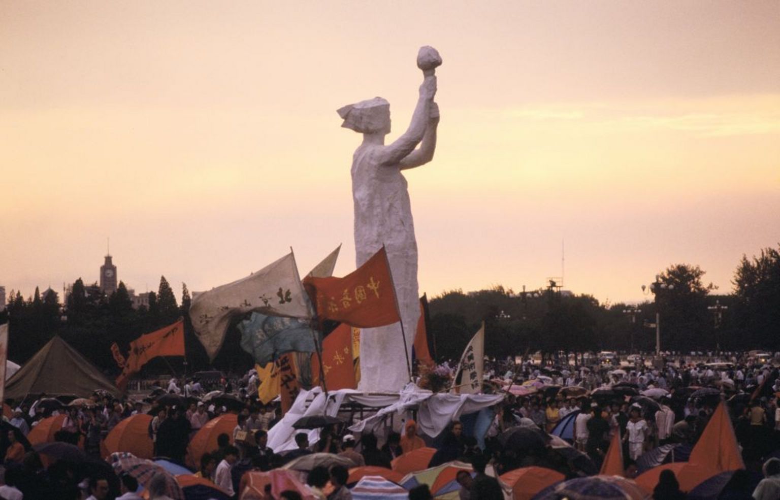 1989年6月1日,北京天安门广场上,示威结束。中间为民主女神像。