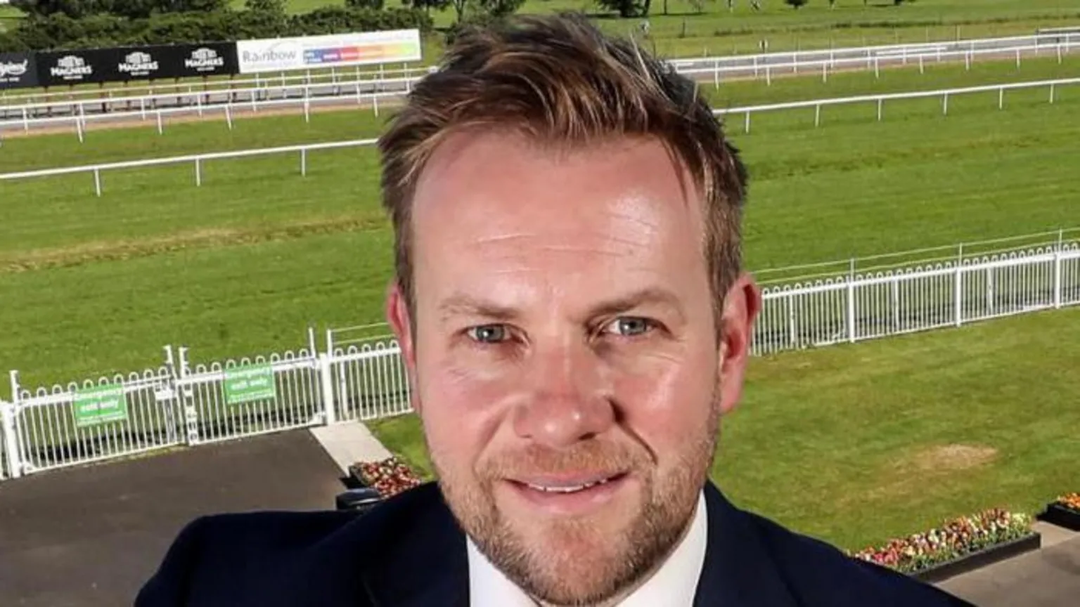 Un hombre se siente aliviado de estar en casa después de que un dron incendiara un hotel en Dubai.