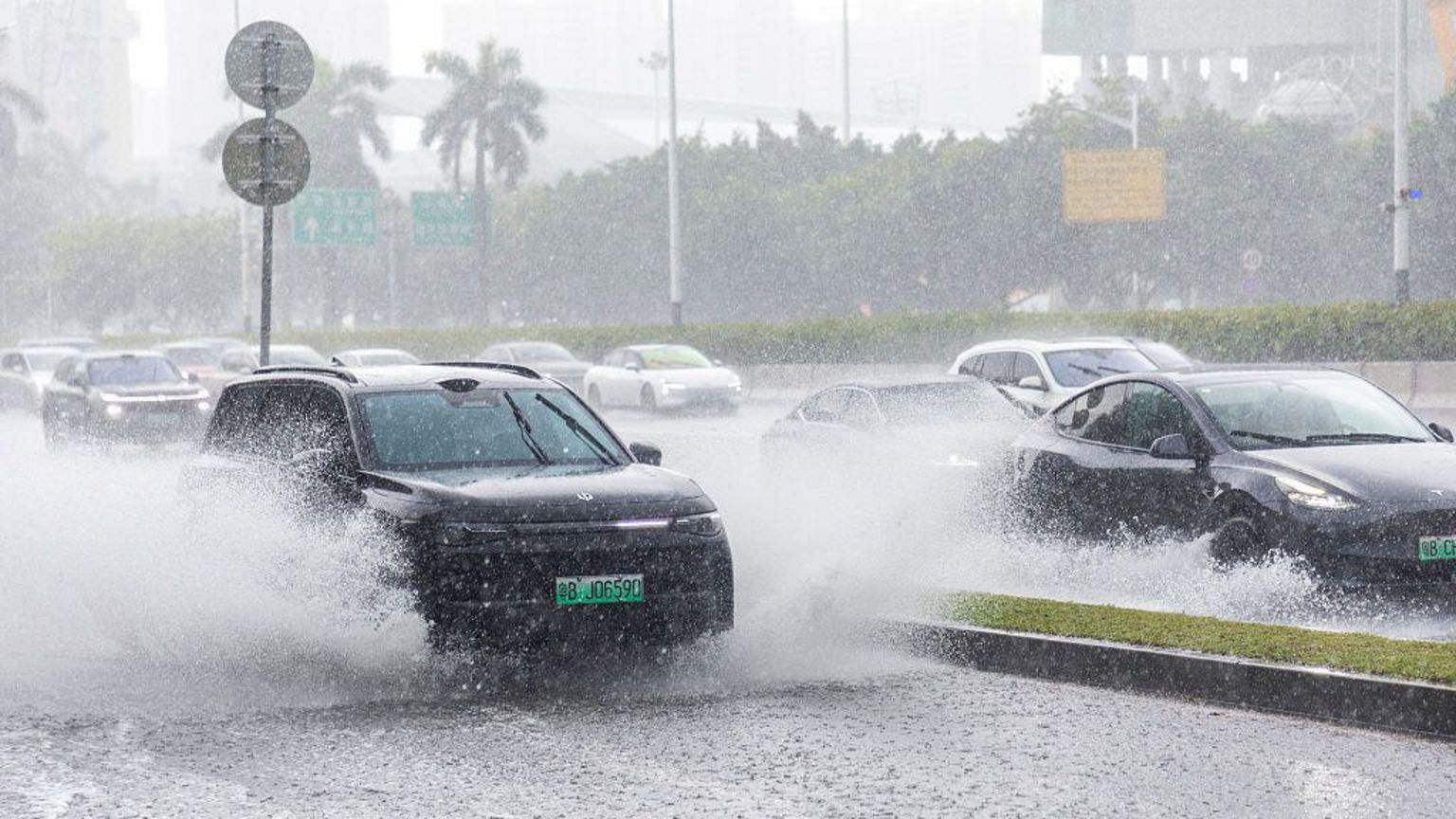 车辆在大雨中沿街行驶