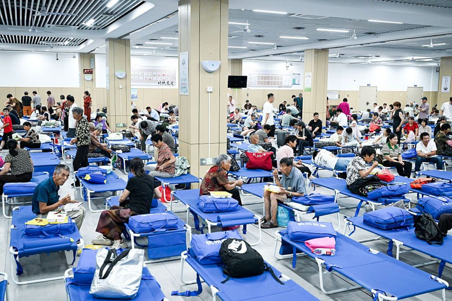 7月11日,中国浙江省杭州市,随着台风“巴威”逼近,村民被疏散至一所小学。