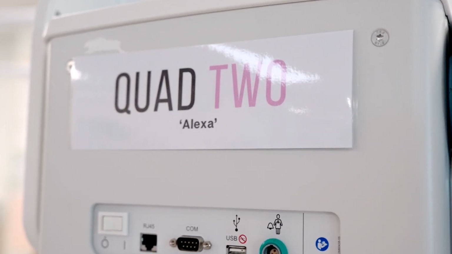贴有护贝标示牌的新生儿保温箱侧面；标示牌上写着“四胞胎二号‘Alexa’”。