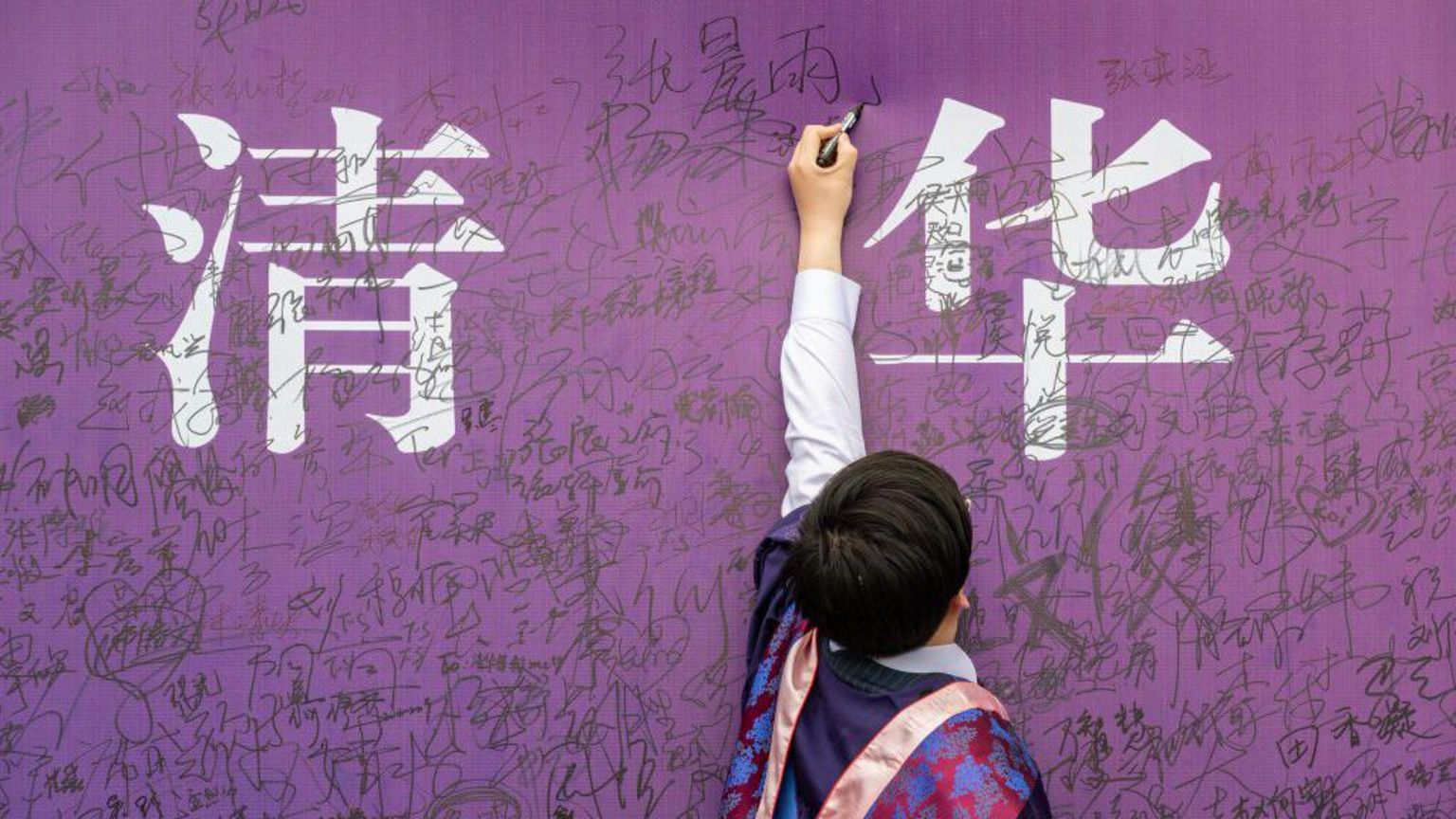 蒋方舟19岁时，被清华大学以降60分的操作破格录取。