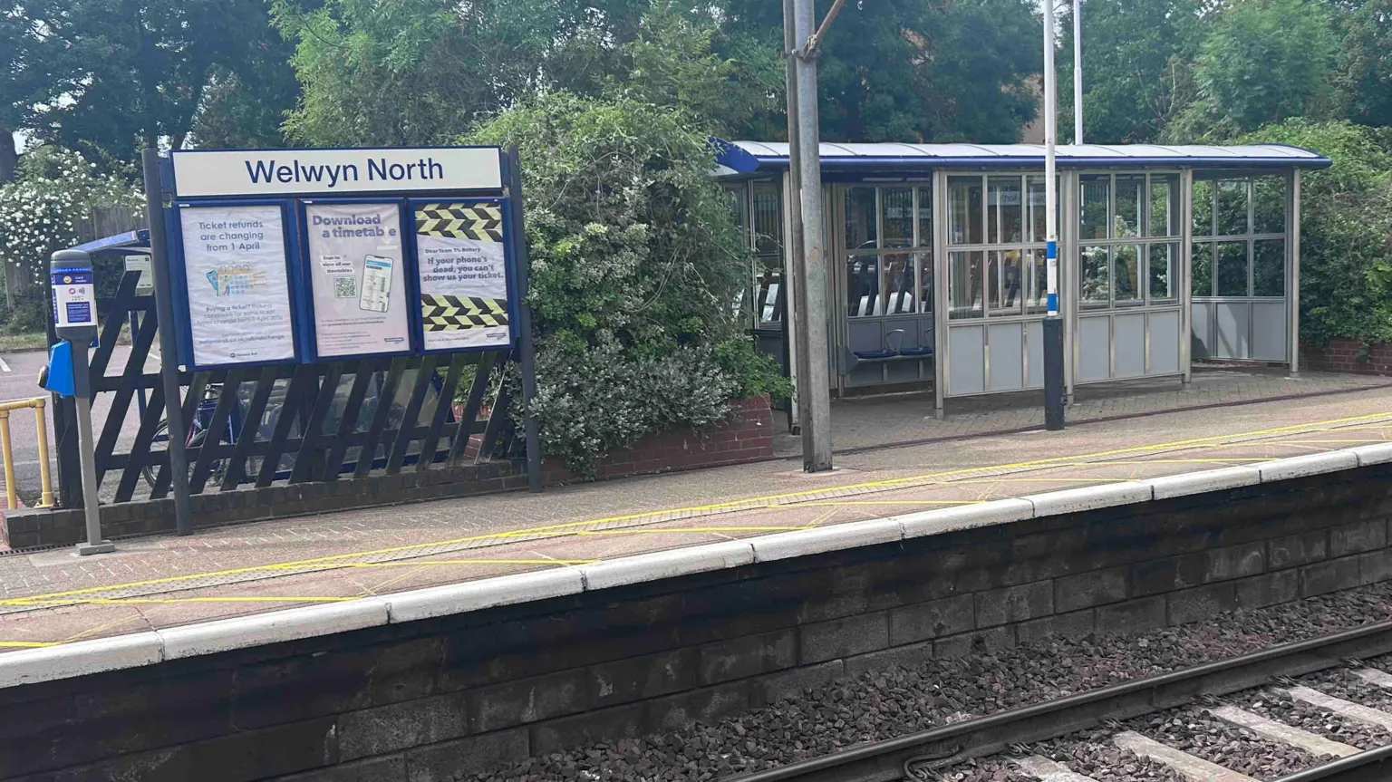 Un hombre muere atropellado por un tren tras escapar de un vehículo policial.