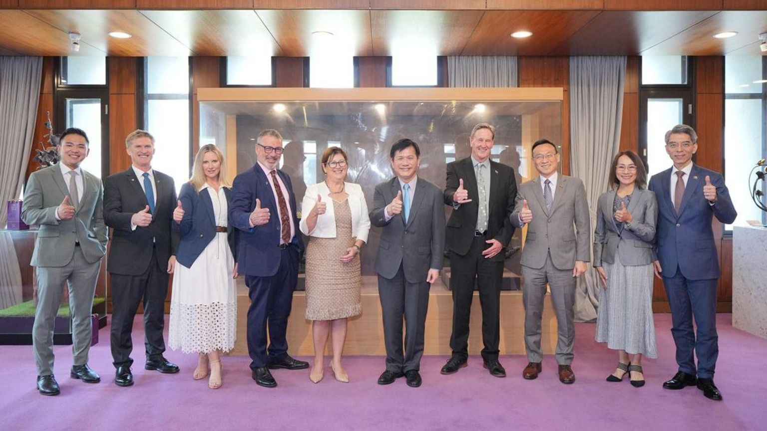林佳龙(右五)面带笑容,与来访新西兰国会议员麦克卢尔(左三)、韦伯(左四)、普格(左五)和威尔逊(右四)比赞合照(林佳龙 Facebook 图片 6/5/2026)