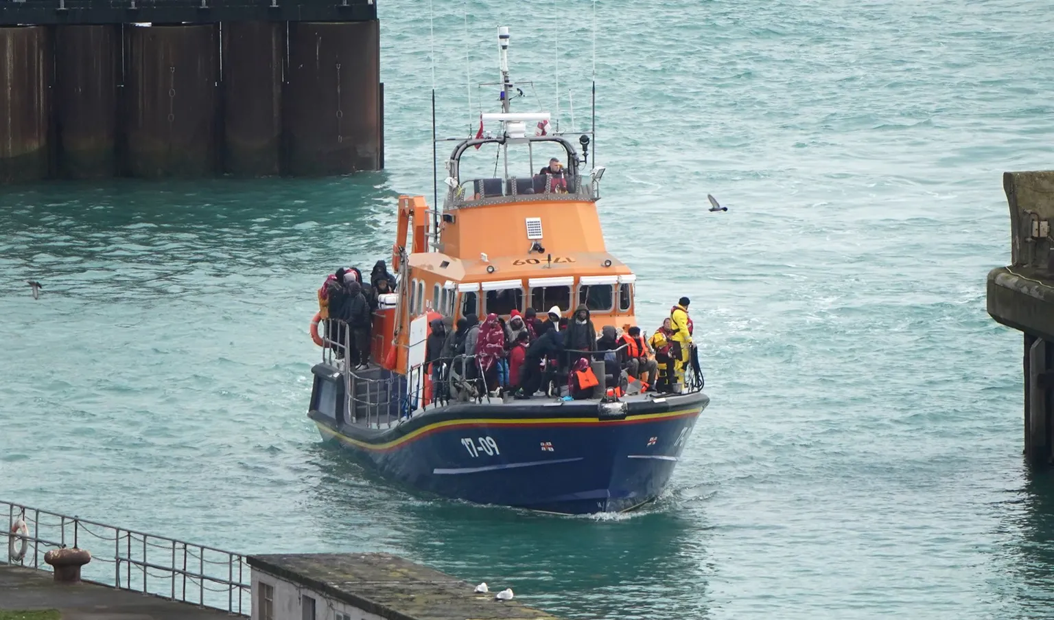 Entran en vigor nuevos poderes para confiscar teléfonos a migrantes