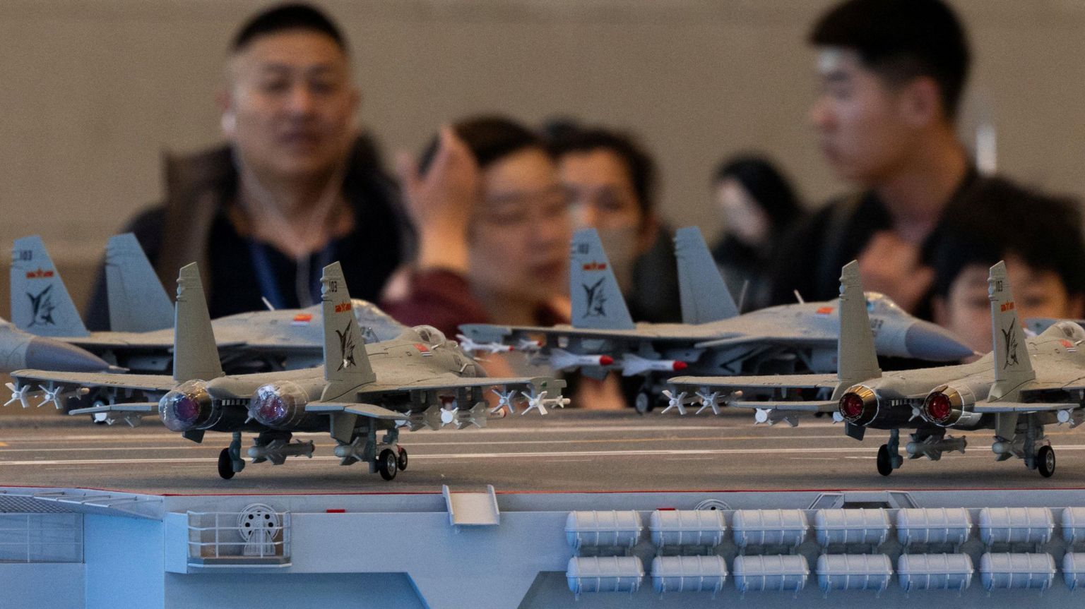 北京中国国家博物馆内展出的一艘解放军航空母舰模型上布满战斗机模型(24/3/2026)