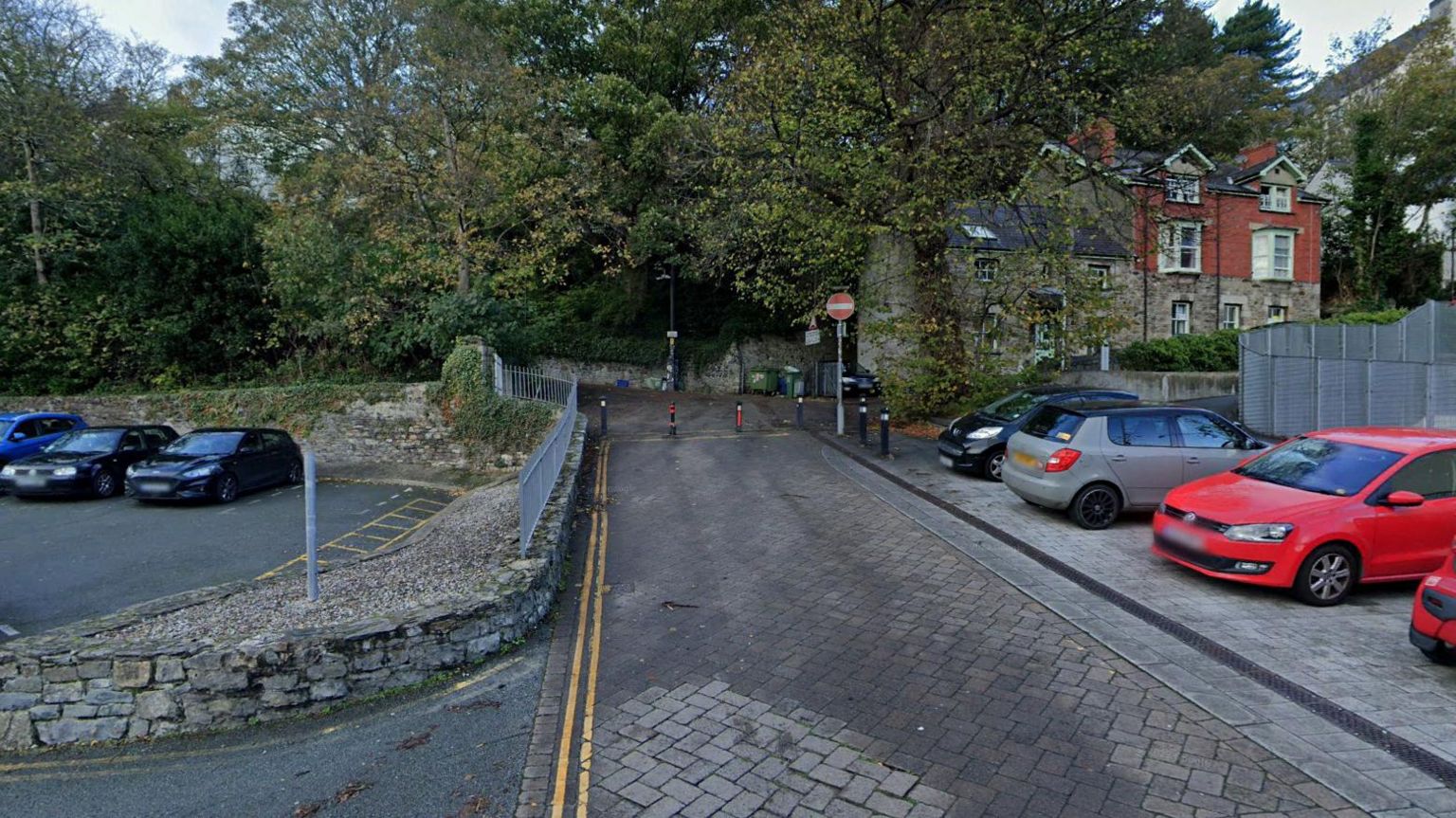 Bottom of Glanrafon Hill in Bangor, seen from the main Deiniol Road 