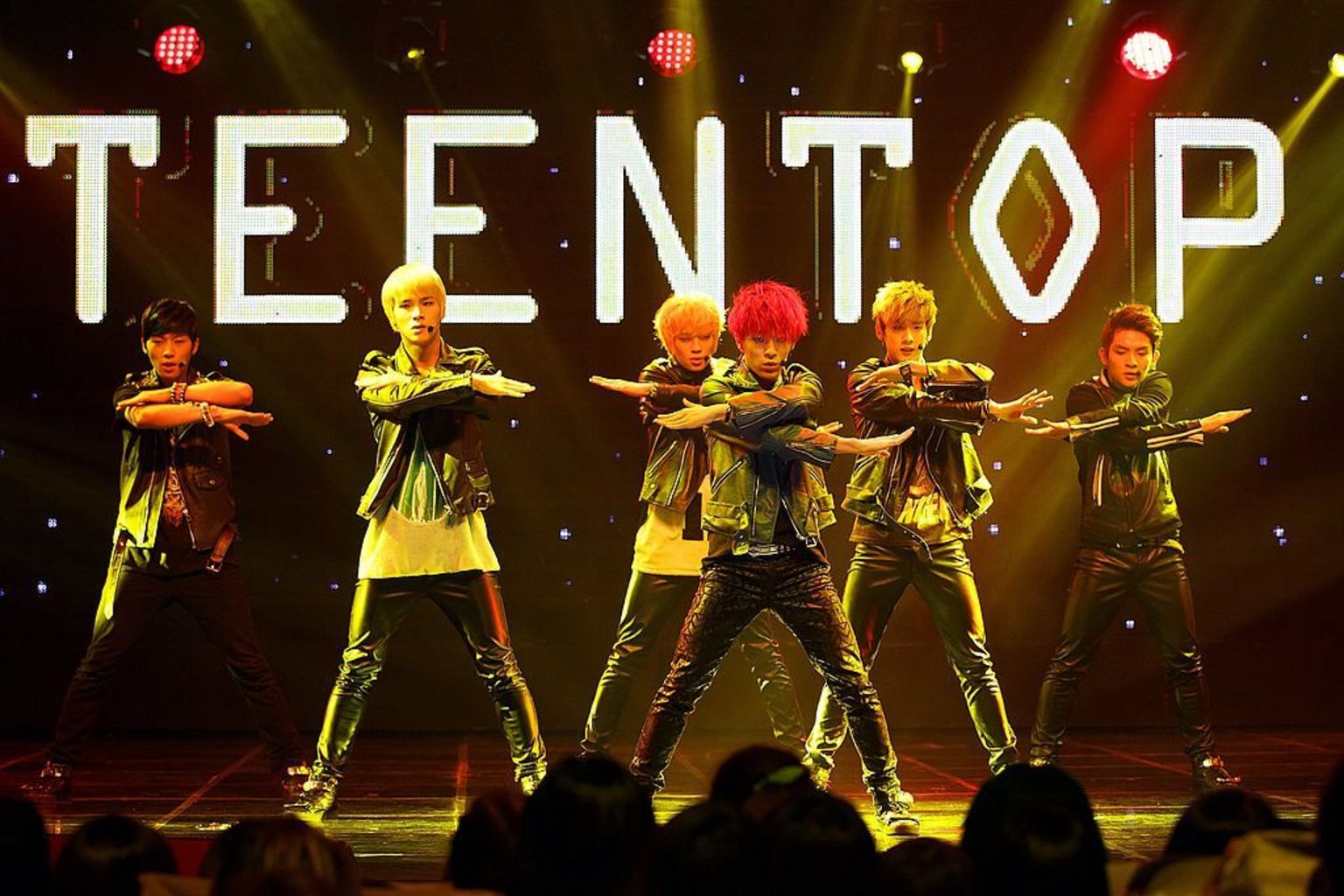 这张照片摄于2013年9月26日,显示韩国偶像组合Teen Top在首尔Mnet Countdown节目中表演。