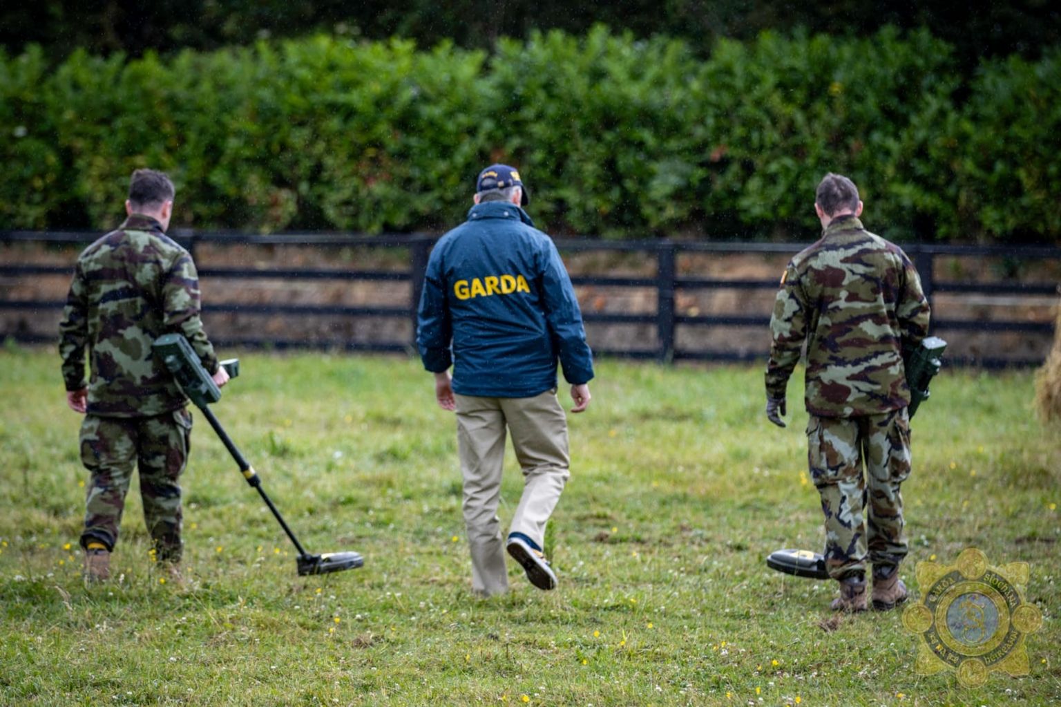 La Garda utiliza detectores de metales para registrar terrenos cerca de The Ward en Dublín