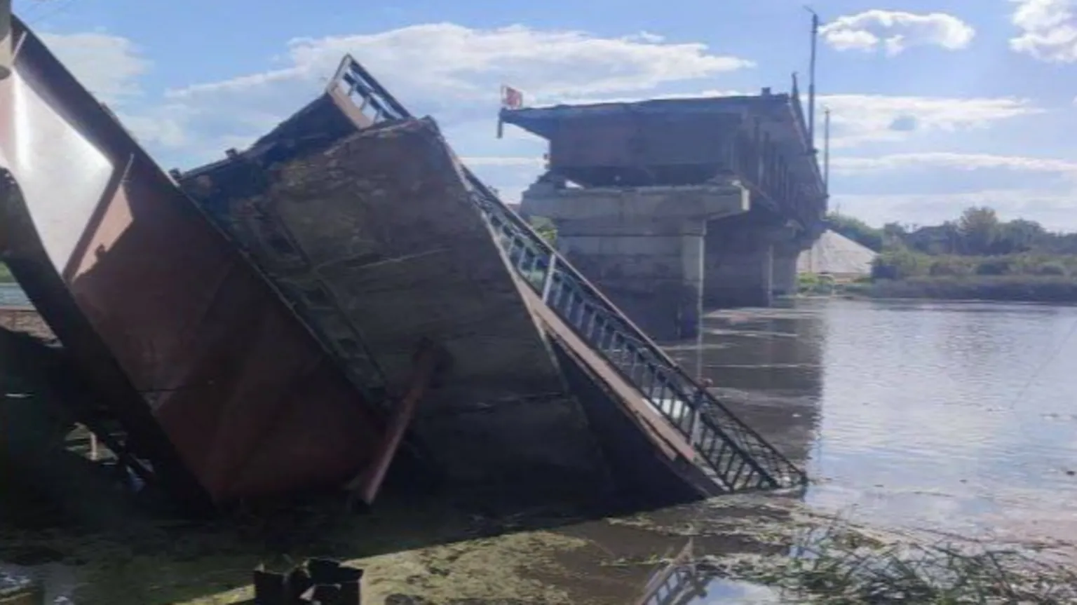 Ukraine destroys Russian bridge