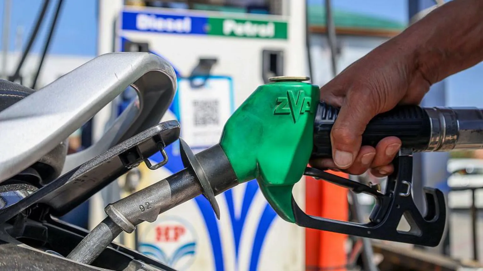 Los precios del petróleo caen y las acciones suben tras el anuncio del acuerdo entre Estados Unidos e Irán.