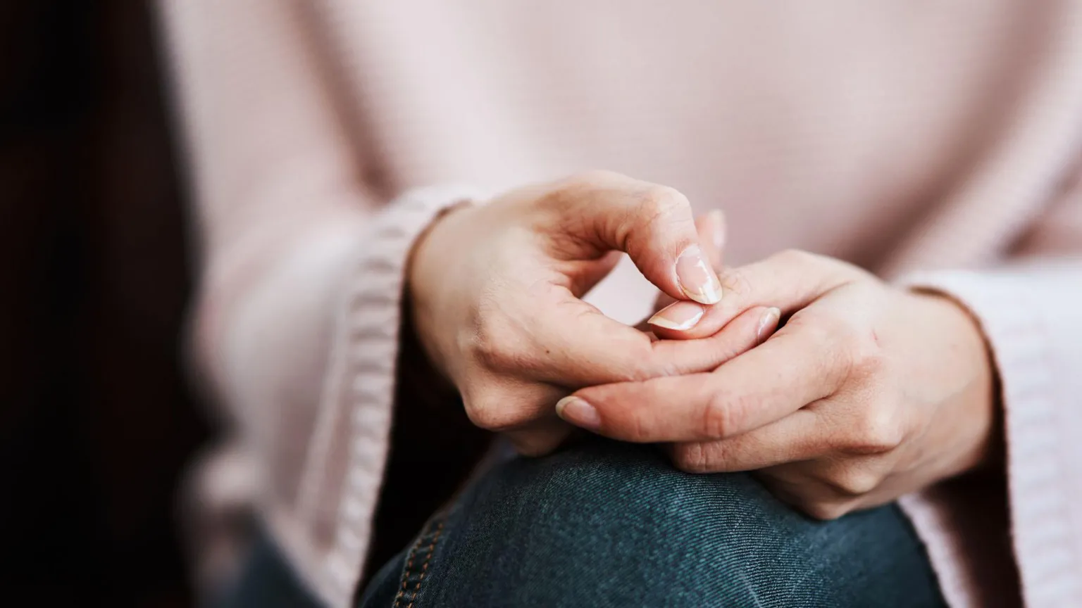 Un hipnoterapeuta autoproclamado es juzgado en Francia por drogar y violar a mujeres.