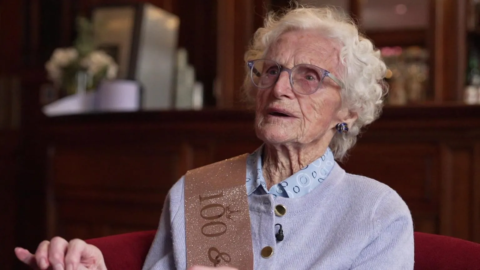 Un acomodador de teatro de 100 años celebra viendo un espectáculo