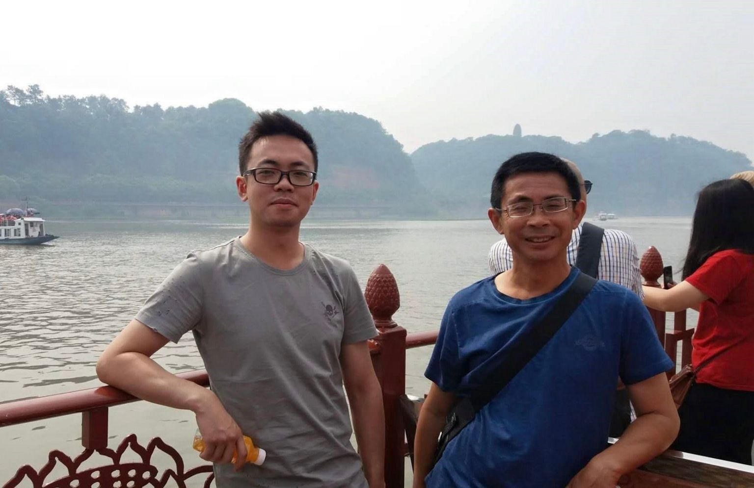 欧阳若宇(左)与父亲欧阳懿(右)