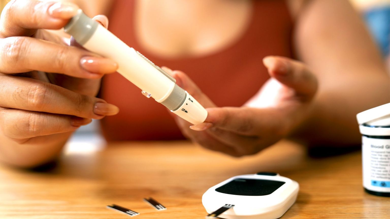 女性正在做血液及健康测试
