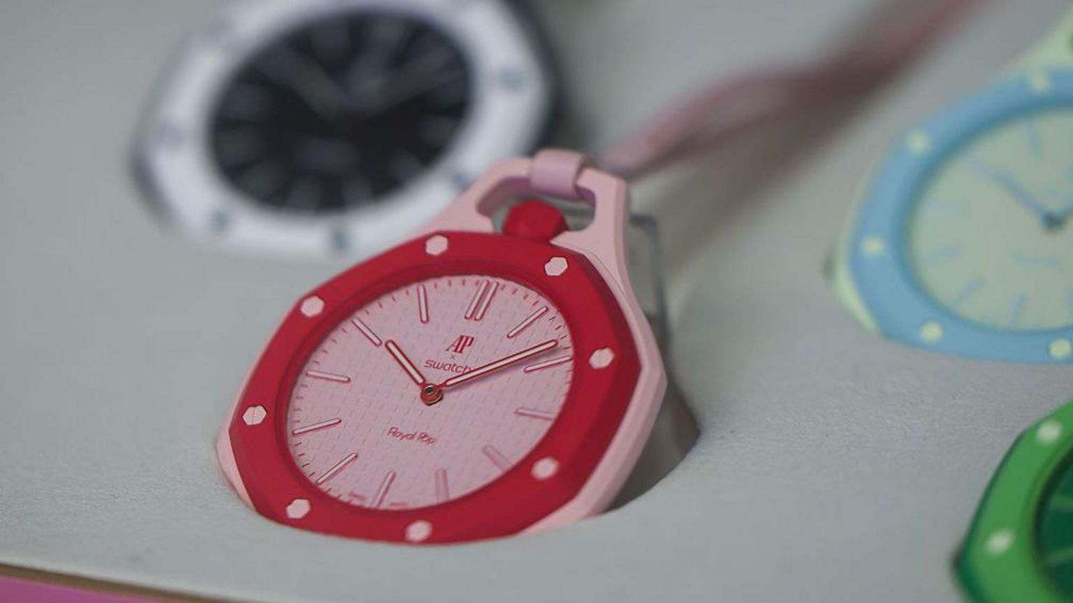 纽约时代广场一间 Swatch Group AG 门市内展示的 Swatch 与爱彼(Audemars Piguet)联名 Royal Pop 腕表