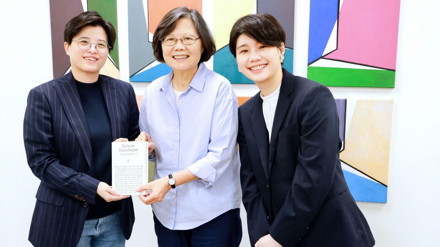 英国布克奖颁奖前夕,杨双子与妻子带着英国版《臺湾漫游录》与台湾前总统蔡英文(中)合影。