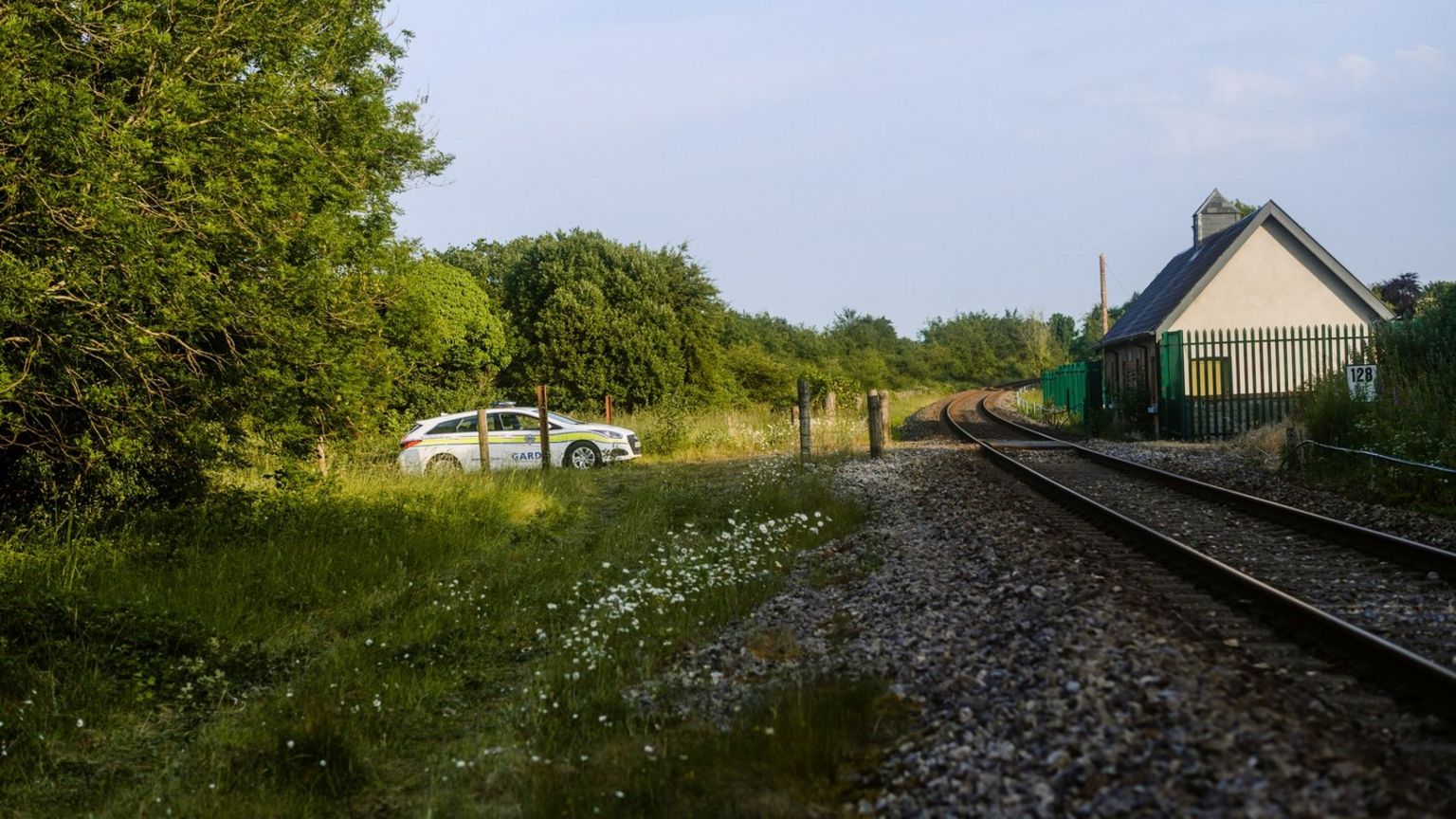 Vías del tren con un coche de la Garda en Dublín