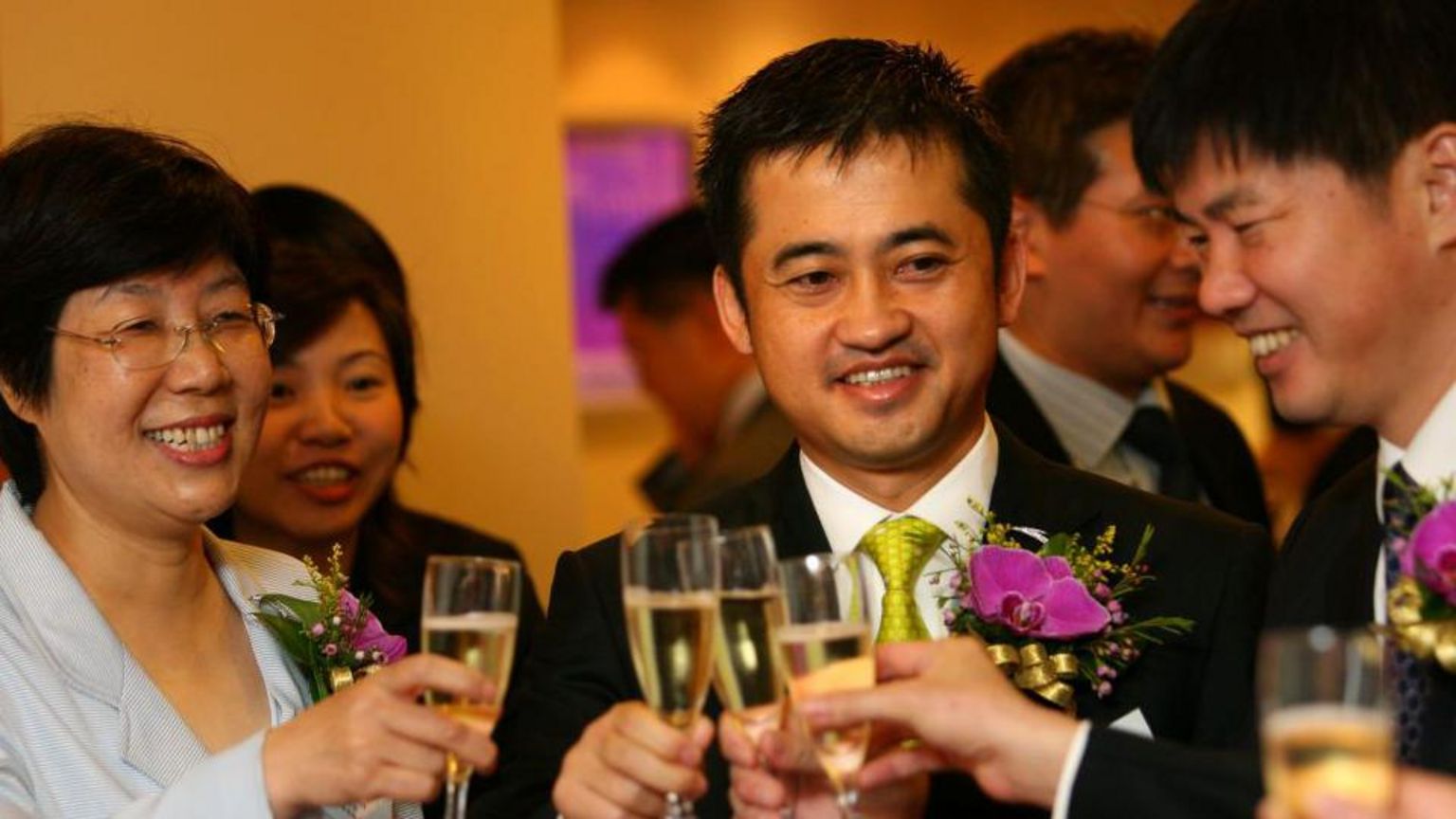 安踏董事长丁世忠在 2007 年公司上市仪式上，与来宾举杯致意