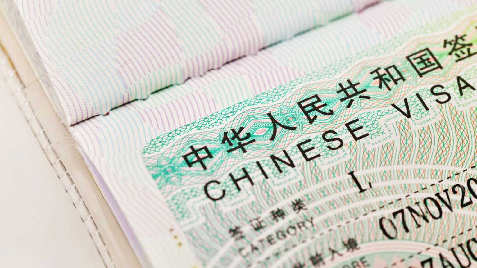 一本护照的内页贴上了中国旅游签证