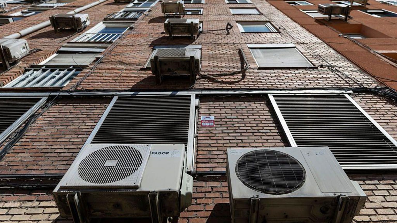 建筑物外悬挂着空调外机。