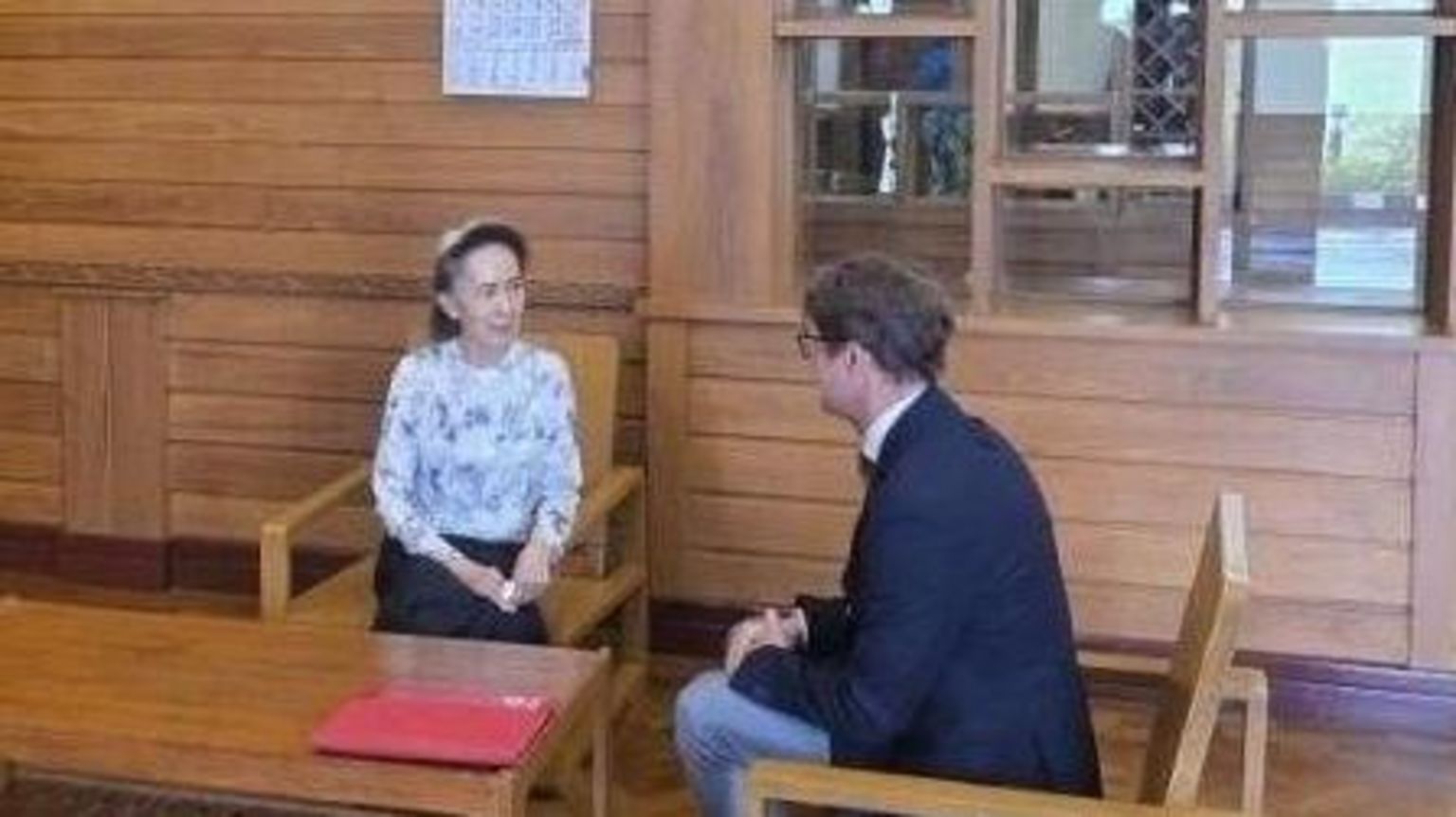 前缅甸国务资政昂山素季（左）与红十字国际委员会官员阿诺·德巴克（右）座谈，时间与地点不详。（缅甸军方2026年8月3日发放图片）