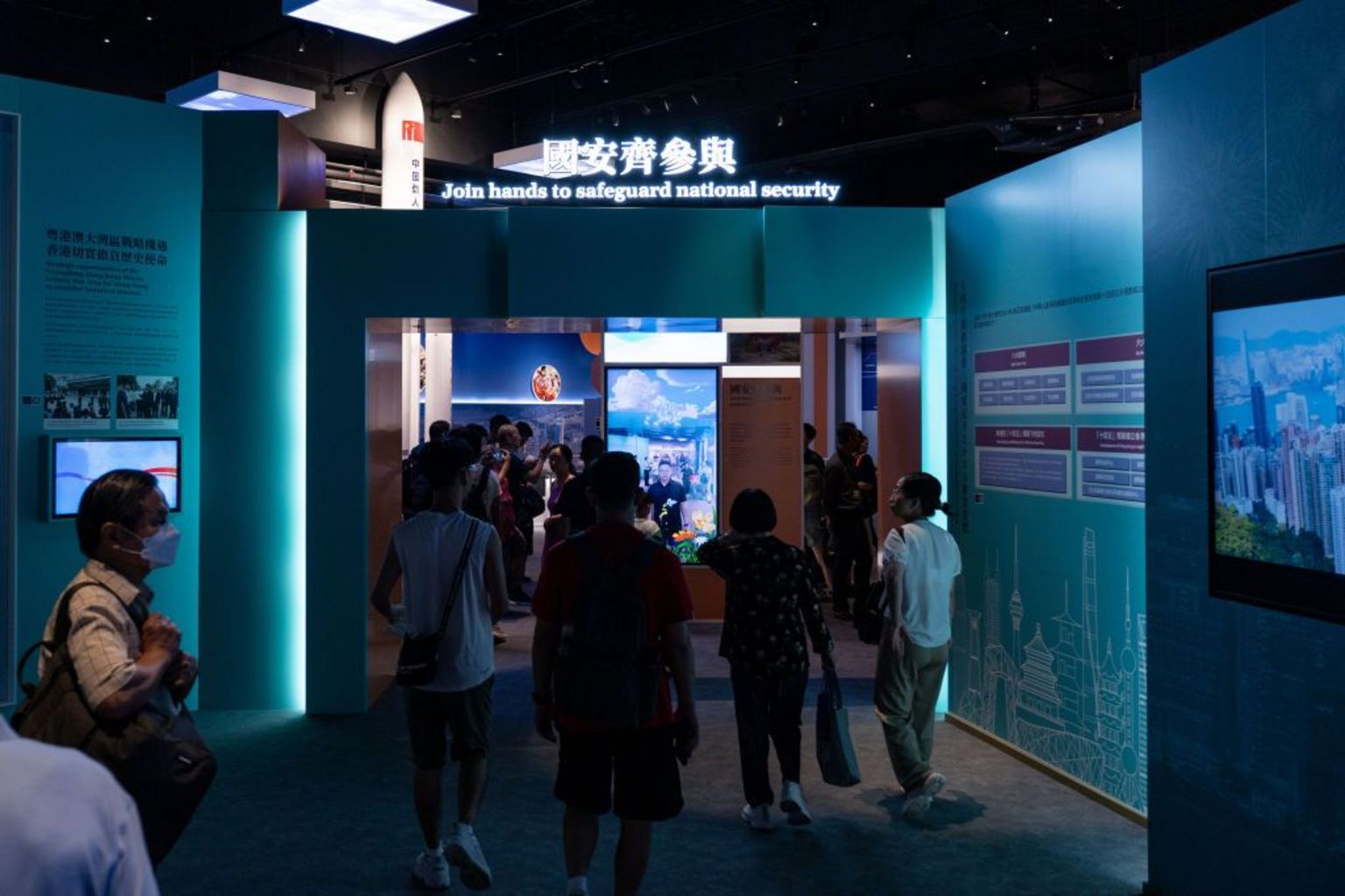 2024年8月7日，一群人正在参观香港国家安全展览厅。