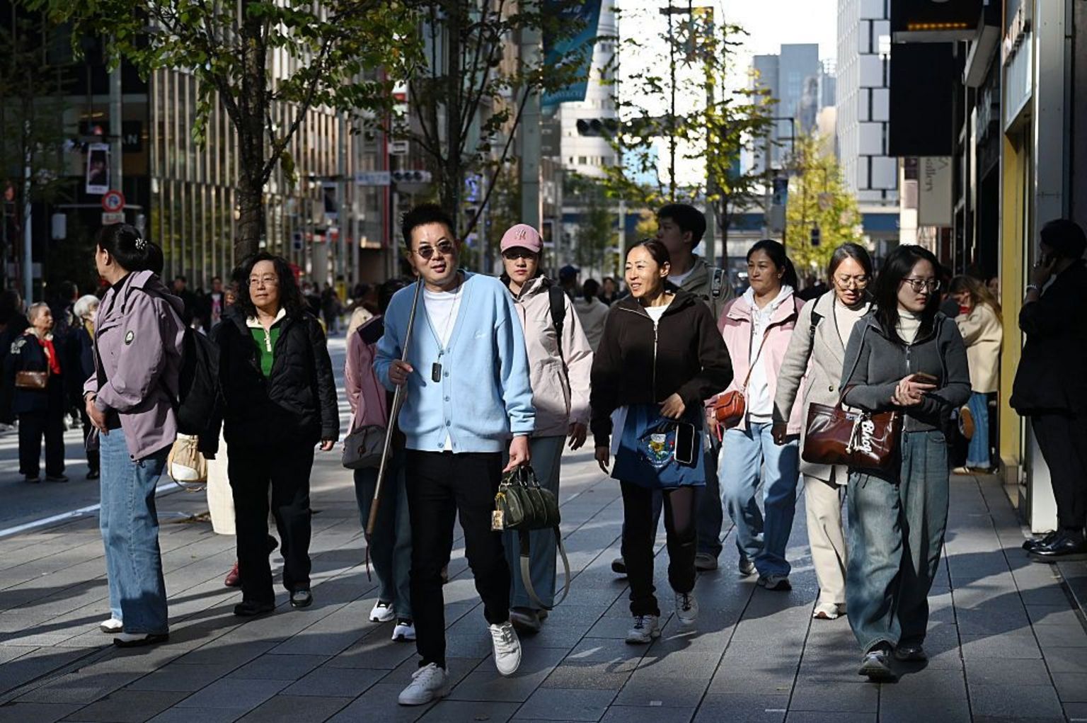 一群游客出现在银座街头