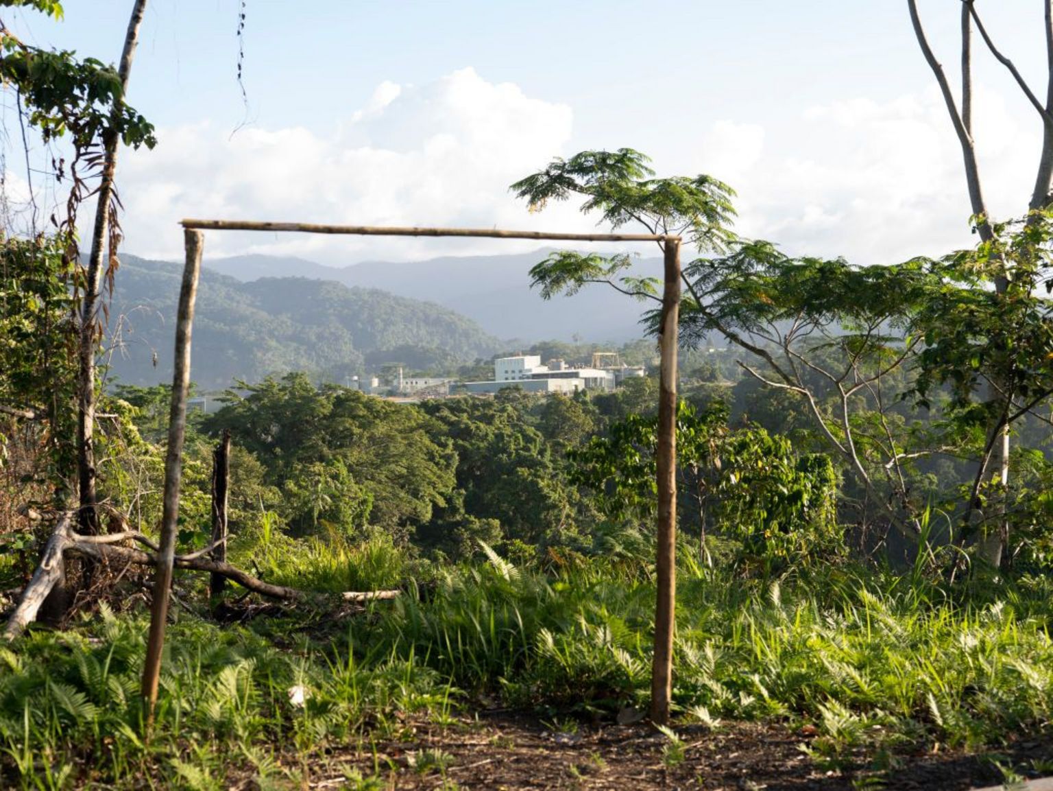 位于索罗门群岛首都霍尼亚拉两小时车程外山区的一个儿童足球场旁,可远眺金岭矿场(4/10/2021)