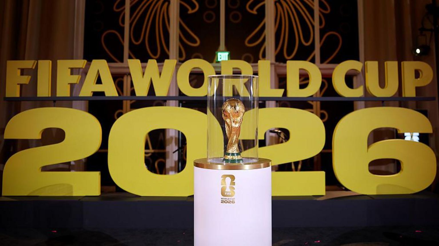 一张国际足协世界杯奖杯的照片,背景为“Fifa World Cup 2026”字样