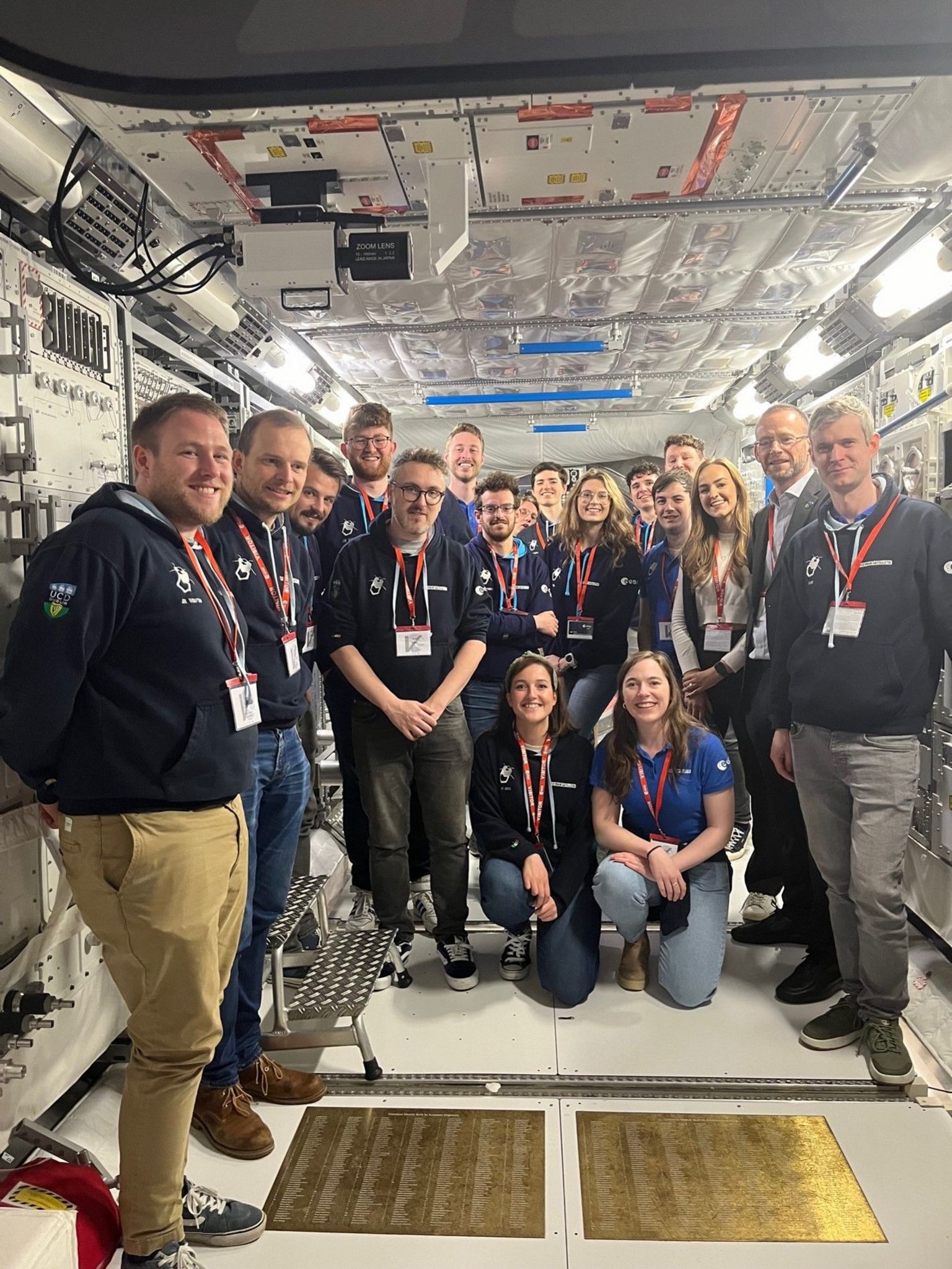 Mitglieder des EIRSAT-1-Teams im Europäischen Weltraumforschungs- und Technologiezentrum