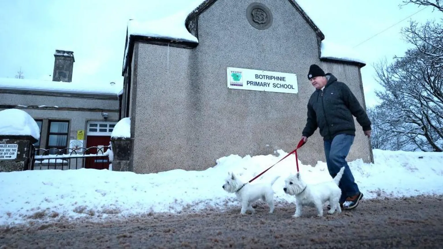 Cientos de escuelas cerraron mientras la advertencia de nieve se extendió por toda Escocia