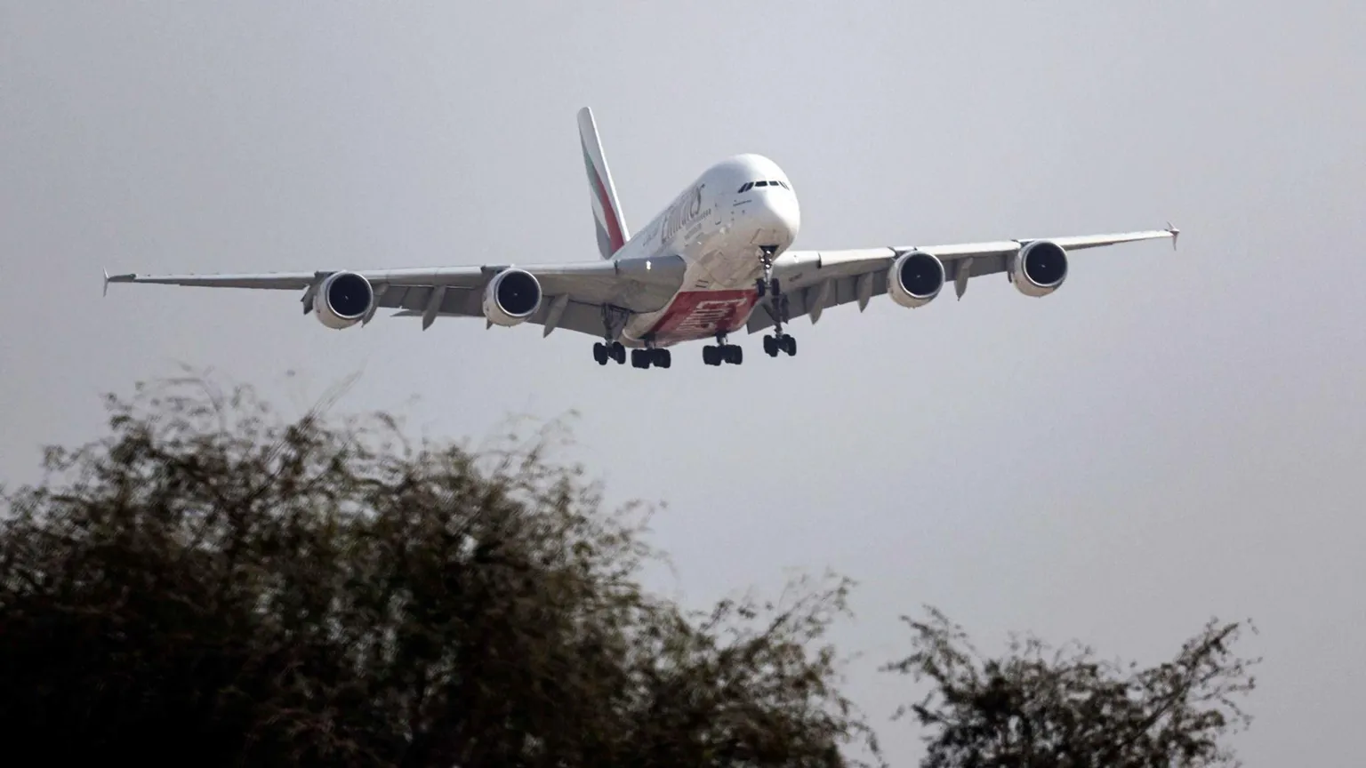 Primer vuelo del gobierno del Reino Unido que sale de Oriente Medio con más vuelos previstos