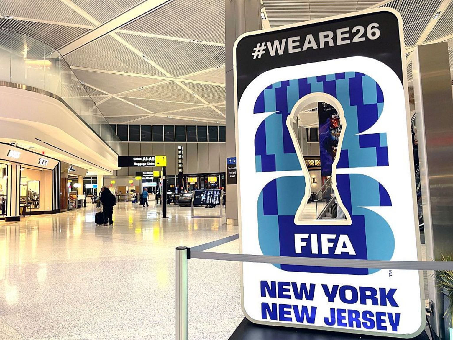 新泽西州纽瓦克自由国际机场内的一则FIFA世界杯广告,上面印有“#WEARE26”标签。国际足总负责监管包括世界杯在内的国际足球赛事