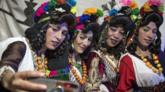 في احتفالات العرس وفي وسط المغرب في شهر سبتمبر/أيلول نساء أمازيغيات يلتقطن صور "سيلفي".