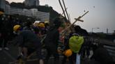 Estudiantes con una catapulta de bambú.
