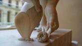 Fragmento de la escultura "Cupido jugando con una mariposa" de Antoine-Denis Chaudet