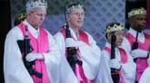 Miembros de la iglesia sostienes sus AR-15