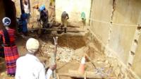 Abakorerabushake bamaze icyumweru bacukura ahabonetse ibyobo rusange