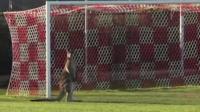 Canguru invade campo de futebol