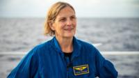 Η Kathy Sullivan χαμογελά στο κατάστρωμα πάνω από το Challenger Deep