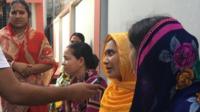 বরগুনায় একটি কোচিং সেন্টারের সামনে অপেক্ষমান কয়েকজন অভিভাবক বিবিসির সাথে কথা বলছেন।