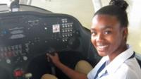 Agnes Keamogetswe Seemela, 15 ans, étudiante sud-africaine, assise dans un avion.
